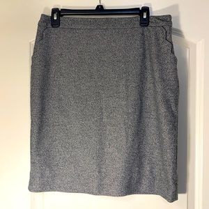 Size large Truly Poppy knee length skirt WITH POCKETS--great for the office!